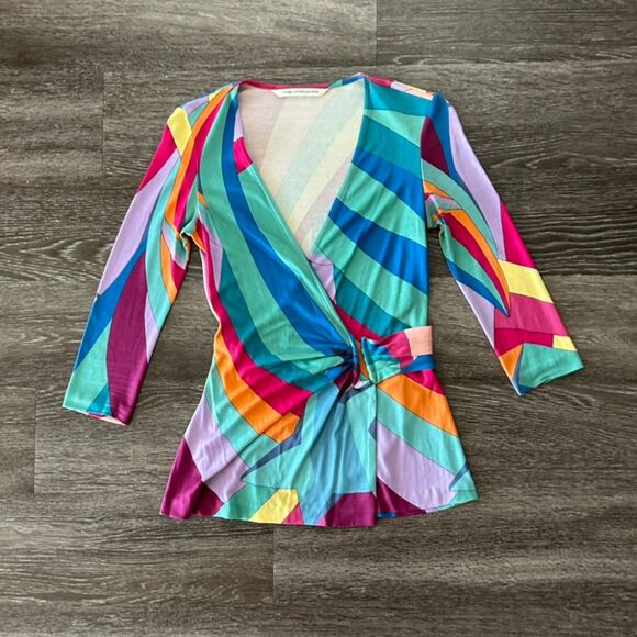 Diane Von Furstenberg x Wonder Woman Dianette 100% Silk Rainbow Wrap Top Size 2 - Picture 1 of 16